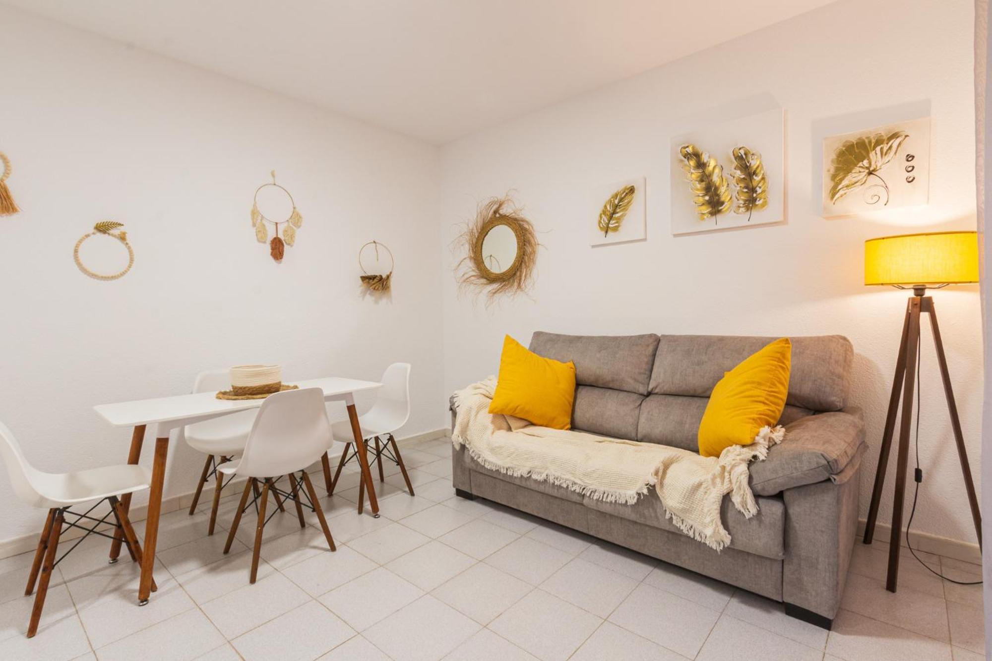 Menabrea Holiday House Near The Beach And Airport サンタ・ポラ エクステリア 写真